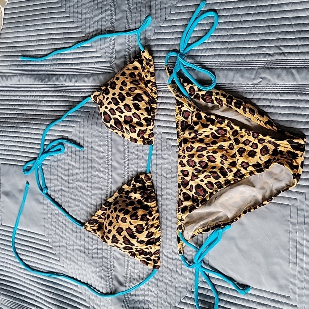 Look at how freakin cute this sexy string bikini is!